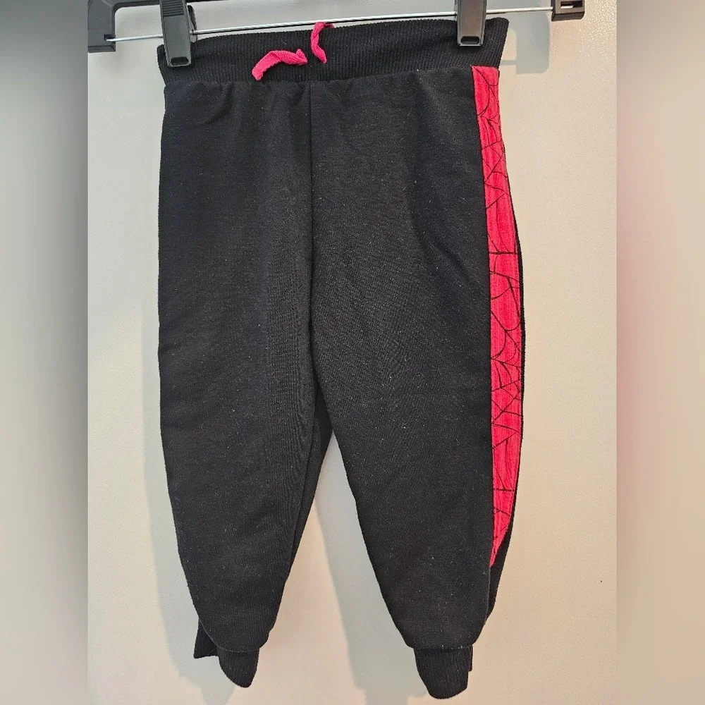 2T Black sweatsuit‎ featuring a red Spider-Man graphic Web Retro Avenger Heros